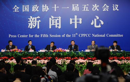 3月7日,全国政协十一届五次会议在北京梅地亚中心举行记者会,全国政协委员刘克崮、杨超、张泓铭、李稻葵、田在玮就“保障性住房建设和管理”等问题回答记者提问。新华社记者 燕雁 摄