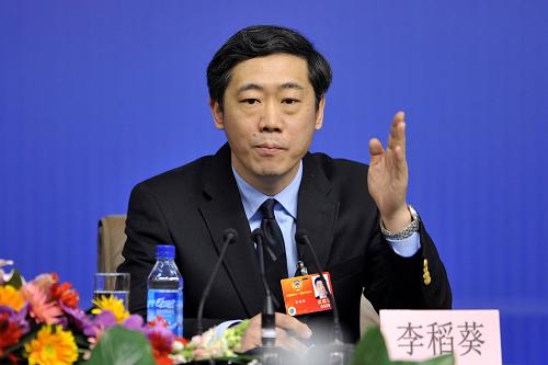 3月7日,全国政协十一届五次会议在北京梅地亚中心举行记者会,全国政协委员刘克崮、杨超、张泓铭、李稻葵、田在玮就“保障性住房建设和管理”等问题回答记者提问。这是全国政协委员李稻葵回答记者提问。新华社记者 王鹏 摄
