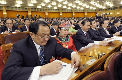3月9日,十一届全国人大五次会议在北京人民大会堂举行第三次全体会议。这是代表在听会。新华社记者 杨宗友 摄