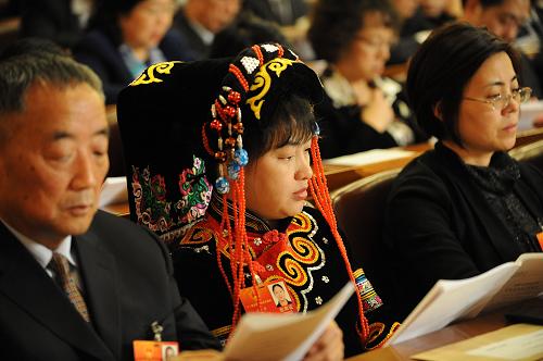 3月9日,十一届全国人大五次会议在北京人民大会堂举行第三次全体会议。这是代表在听会。新华社记者 杨宗友 摄