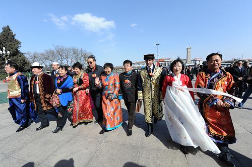 3月10日,全国政协十一届五次会议在北京人民大会堂举行第三次全体会议。这是委员步入会场。 新华社记者 鞠焕宗 摄