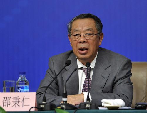 3月10日,全国政协十一届五次会议在北京梅地亚中心举行记者会,全国政协委员张国宝、邵秉仁、王炳华、陆启洲、李河君、牛文元就“发展新能源和清洁能源”相关问题回答记者提问。这是邵秉仁委员回答记者提问。 新华社记者 王鹏 摄