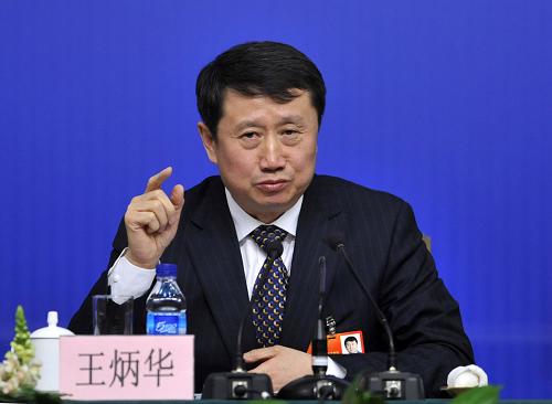 3月10日,全国政协十一届五次会议在北京梅地亚中心举行记者会,全国政协委员张国宝、邵秉仁、王炳华、陆启洲、李河君、牛文元就“发展新能源和清洁能源”相关问题回答记者提问。这是王炳华委员回答记者提问。 新华社记者 王鹏 摄