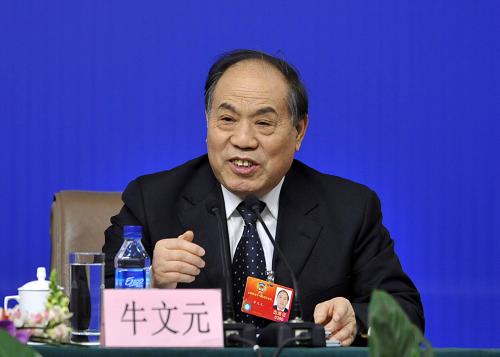 3月10日,全国政协十一届五次会议在北京梅地亚中心举行记者会,全国政协委员张国宝、邵秉仁、王炳华、陆启洲、李河君、牛文元就“发展新能源和清洁能源”相关问题回答记者提问。这是牛文元委员回答记者提问。 新华社记者 王鹏 摄