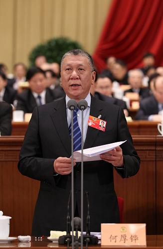 3月10日,全国政协十一届五次会议在北京人民大会堂举行第三次全体会议。全国政协副主席何厚铧主持会议。 新华社记者 兰红光 摄