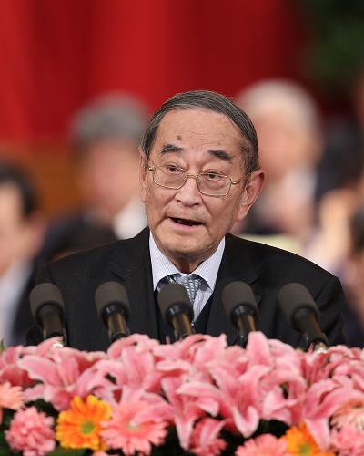 3月10日,全国政协十一届五次会议在北京人民大会堂举行第三次全体会议。这是厉以宁委员作《教育资源的均衡配置和城乡收入差距的缩小》的发言。新华社记者 丁林 摄