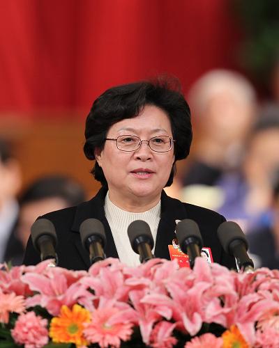 3月10日,全国政协十一届五次会议在北京人民大会堂举行第三次全体会议。这是甄砚委员代表全国妇联作《加快制定反家庭暴力法》的发言。新华社记者 丁林 摄