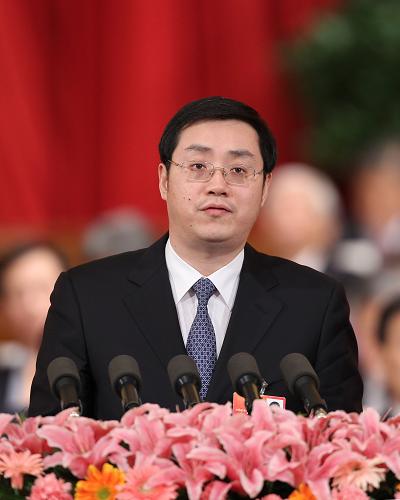 3月10日,全国政协十一届五次会议在北京人民大会堂举行第三次全体会议。这是王晓委员代表共青团中央全国青联作《丰富新生代农民工的精神文化生活》的发言。 新华社记者 李涛 摄