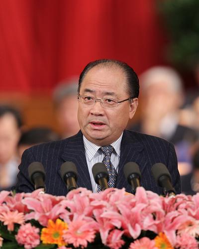 3月10日,全国政协十一届五次会议在北京人民大会堂举行第三次全体会议。这是张穹委员代表五位委员作《关于保障房建设的几点意见》的联合发言。新华社记者 李涛 摄