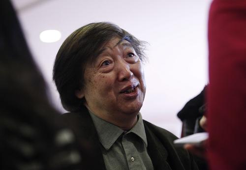 全国政协委员冯骥才在接受记者采访时表示,推动文化产业成为支柱产业一定要注重原创,没有原创就谈不到文化产业。同时还要避免为文化产业而文化产业,否则就会走向“假、大、空”。他说:“不能只做能赚钱的文化,这样会破坏文化的整体性。”新华社记者 王申 摄