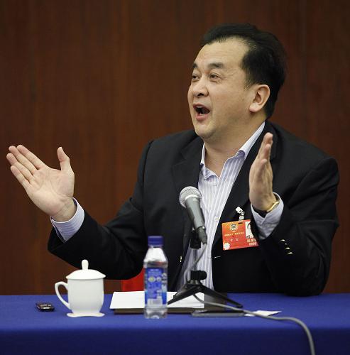 全国政协委员黄宏在发言时说:“推动文化产业成为支柱产业首先要认识文化的本体,我认为好的文化应该是植根于内心的修养、无需提醒的自觉、以约束力为前提的自由、为他人着想的善良。”新华社记者 王申 摄