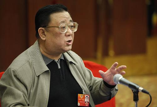 全国政协委员田军利在发言时表示:推动文化产业成为支柱产业,需要在继承传统的前提下创新,同时还要重视人才的培养。新华社记者 王申 摄