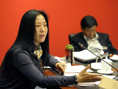 全国人大代表杨劲松在分组讨论会上说:“文化产业的发展要遵循政府引导、企业运作的模式,加大文化园区的建设,把文化产业做大做强。”新华社记者 杨宗友 摄