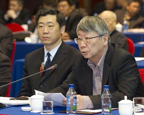 全国政协委员郝时远认为:文化建设的大发展、大繁荣必须立足于构建中国的现代文化力量。在保护、传承各民族传统文化基础上,实现中华民族文化的有机整合。传统文化需要在保护中传承、在传承中发展、在发展中创新、在创新中繁荣,要抵制低俗文化,防止“复旧式”重构、“跃进式制造”、“旅游式”演示。新华社记者 黄敬文 摄