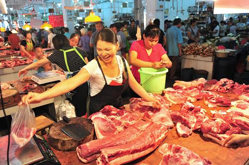 广西南宁市民在菜市里购买限价猪肉(2011年8月26日摄)。2012年物价调控面临更复杂的形势。各界最关注的是,在欧债危机前景不明、国内经济力促转型的情况下,CPI涨幅控制目标将定在多少?“稳增长”与“控物价”如何保持平衡?新华社记者 黄孝邦 摄
