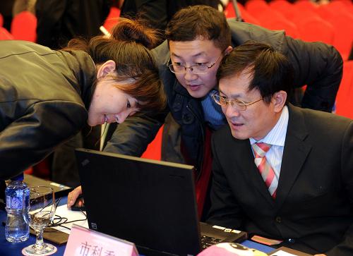 参加“北京微博发布厅”上线运行仪式的人员,在仪式结束后浏览“北京微博发布厅”网页(2011年11月17日摄)。2011年被专家和网民称为“政务微博元年”,越来越多的政府部门开设“官方微博”。种种迹象显示,微博正以其“秒互动”的传播优势,开启“人人都是参政者”的新阶段,成为政府部门政务公开、反腐倡廉、倾听呼声、化解矛盾的新阵地。新华社记者 罗晓光 摄