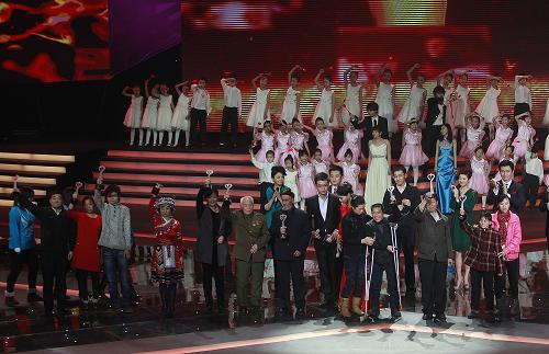 获奖者在“中国网事·感动2011”年度网络人物颁奖典礼上集体合影(2012年1月16日摄)。伴随改革开放,公平、效率、民主等现代理念深入人心。但毋庸讳言,道德失范、诚信缺失现象比较突出。2011年发生的一系列焦点事件,不断挑战公序良俗,拷问社会良知,引发社会文化发展和改革的深层思考。新华社发(王申 摄)