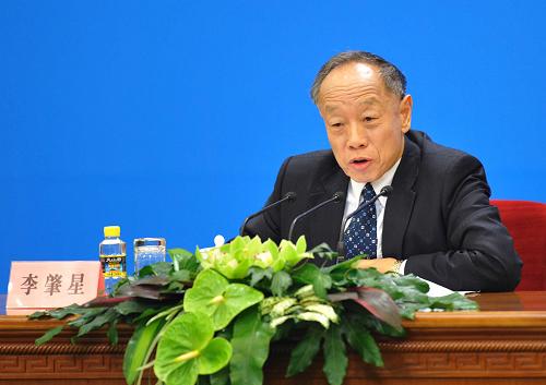 大会发言人李肇星介绍本次会议的有关情况,并回答中外记者的提问。新华社记者 王晔 摄