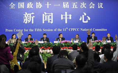 3月10日,全国政协十一届五次会议在北京梅地亚中心举行记者会,全国政协委员张国宝(左四)、邵秉仁(右三)、王炳华(左三)、陆启洲(右二)、李河君(左二)、牛文元(右一)就“发展新能源和清洁能源”相关问题回答记者提问。 新华社记者 王鹏 摄