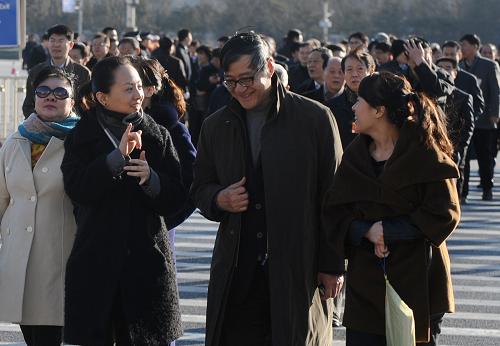 3月11日,全国政协十一届五次会议在北京人民大会堂举行第四次全体会议。这是抵达天安门广场的邰丽华(左二)在翻译的帮助下与委员交流。新华社记者 燕雁 摄