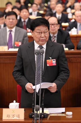 3月11日,全国政协十一届五次会议在北京人民大会堂举行第四次全体会议。全国政协副主席郑万通主持会议。新华社记者 兰红光 摄