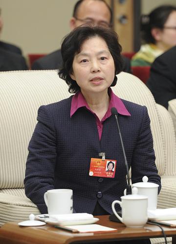来自上海的全国人大代表陈赛娟指出,目前医疗资源不均衡、医患关系比较紧张的状况在不少城市中存在。要促进基本公共卫生服务的均等化,一个重要途径就是大力发展社区医疗卫生体系。新华社记者 王晔 摄
