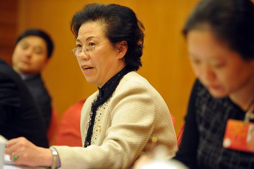 来自安徽的全国人大代表汪春兰表示,要加强基层医院特别是乡镇医院的软硬件建设,把深化医疗卫生改革的重点放在基层,倡导“小病进社区,大病进医院”的就医方式。新华社记者 刘军喜 摄