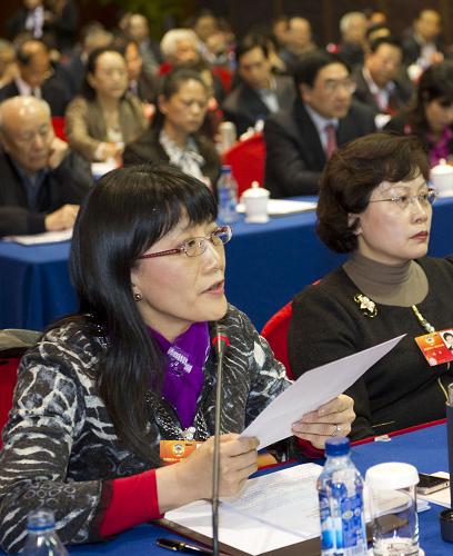 全国政协委员丁洁(前左一)认为,我国儿科医师严重匮乏,儿童医疗卫生机构不足,建议加强儿科医师队伍和儿童医疗卫生机构建设。新华社记者 黄敬文 摄