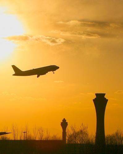 一架中国国际航空公司航班在首都国际机场起飞,掠过塔台(资料照片)。新华社发(管剑飞 摄)