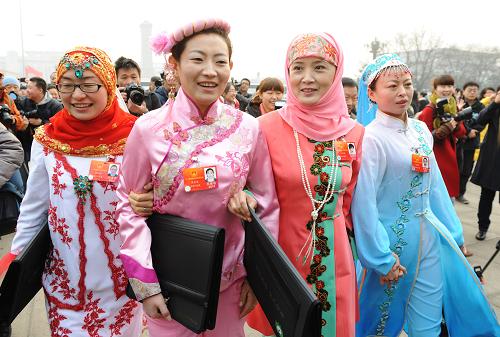 3月5日,第十一届全国人民代表大会第五次会议在北京人民大会堂开幕。这是代表抵达天安门广场。 新华社记者 王建华 摄