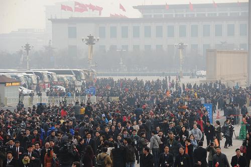 3月5日,第十一届全国人民代表大会第五次会议在北京人民大会堂开幕。这是代表抵达天安门广场。 新华社记者 王建华 摄