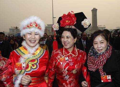 3月5日,第十一届全国人民代表大会第五次会议在北京人民大会堂开幕。这是代表抵达天安门广场。 新华社记者 王申 摄