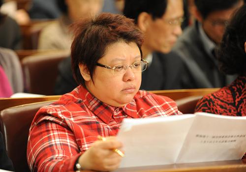 3月9日,全国政协十一届五次会议在北京人民大会堂举行第二次全体会议。这是全国政协委员韩红在听会。 新华社记者 杨宗友 摄