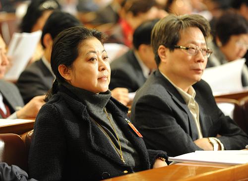 3月9日,全国政协十一届五次会议在北京人民大会堂举行第二次全体会议。这是全国政协委员倪萍在听会。 新华社记者 杨宗友 摄