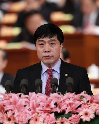 3月9日,全国政协十一届五次会议在北京人民大会堂举行第二次全体会议。这是吴一坚委员代表全国工商联作《齐心协力共助小微企业“保生存谋发展”》的发言。 新华社记者 庞兴雷 摄