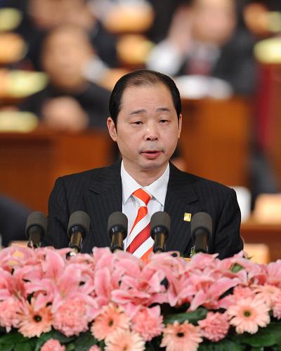 3月9日,全国政协十一届五次会议在北京人民大会堂举行第二次全体会议。这是胡成中委员作《中小制造企业的困境和出路》的发言。 新华社记者 谢环驰 摄