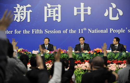 3月9日,十一届全国人大五次会议在北京梅地亚中心举行记者会,农业部部长韩长赋(右三),农业部总经济师、新闻发言人陈萌山(右二)出席并回答记者提问。 新华社记者 王鹏 摄