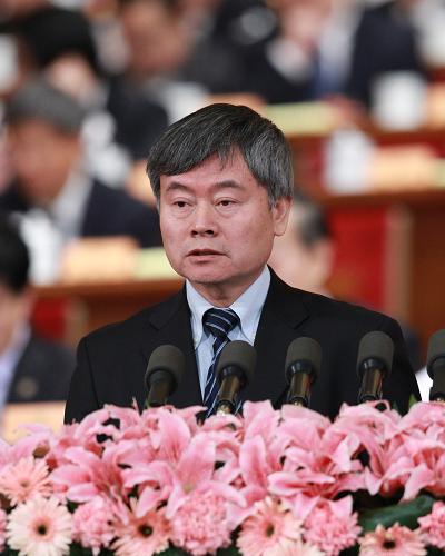 3月9日,全国政协十一届五次会议在北京人民大会堂举行第二次全体会议。这是蔡继明委员作《完善惠农强农富农政策 确保国家粮食安全》的发言。 新华社记者 庞兴雷 摄