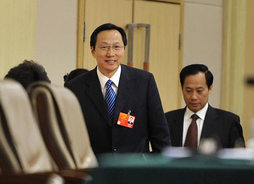 3月9日,十一届全国人大五次会议在北京梅地亚中心举行记者会,农业部部长韩长赋,农业部总经济师、新闻发言人陈萌山出席并回答记者提问。这是韩长赋(左)与陈萌山(右)进入会场。 新华社记者 王鹏 摄