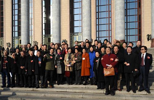 3月13日,中国人民政治协商会议第十一届全国委员会第五次会议在北京人民大会堂闭幕。这是一些委员在人民大会堂前合影。新华社记者 燕雁 摄
