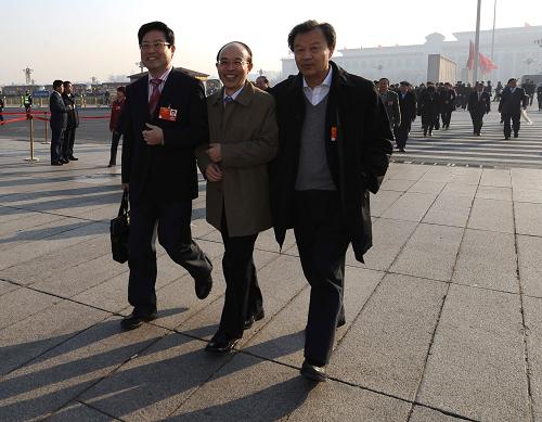 3月13日,中国人民政治协商会议第十一届全国委员会第五次会议在北京人民大会堂闭幕。这是委员步入人民大会堂。 新华社记者 燕雁 摄