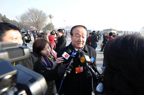 3月13日,中国人民政治协商会议第十一届全国委员会第五次会议在北京人民大会堂闭幕。这是全国政协委员蒋效愚接受记者采访。 新华社记者 杨宗友 摄