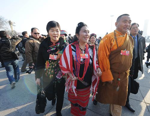 3月13日,中国人民政治协商会议第十一届全国委员会第五次会议在北京人民大会堂闭幕。这是委员抵达天安门广场。 新华社记者 杨宗友 摄