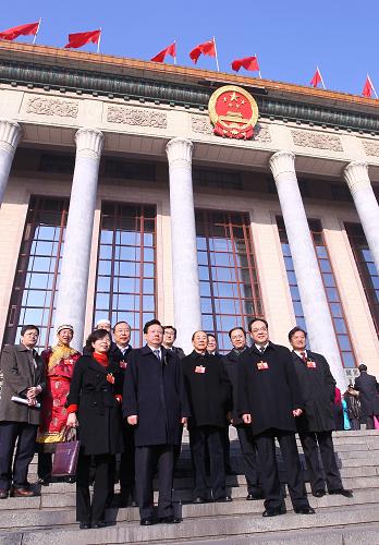 3月13日,中国人民政治协商会议第十一届全国委员会第五次会议在北京人民大会堂闭幕。这是一些委员在人民大会堂前合影。新华社记者 陈建力 摄