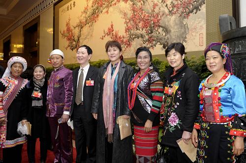 3月13日,中国人民政治协商会议第十一届全国委员会第五次会议在北京人民大会堂闭幕。这是几位来自云南的全国政协委员在人民大会堂合影。 新华社记者 杨宗友 摄