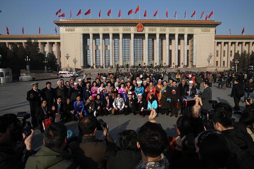 3月13日,中国人民政治协商会议第十一届全国委员会第五次会议在北京人民大会堂闭幕。这是委员们在人民大会堂前合影。 新华社记者 金立旺 摄