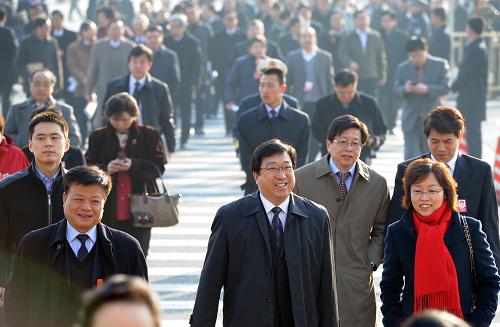 3月13日,中国人民政治协商会议第十一届全国委员会第五次会议在北京人民大会堂闭幕。这是委员抵达天安门广场。新华社记者 谢环驰 摄