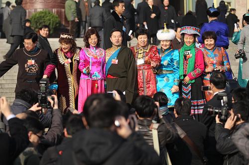3月13日,中国人民政治协商会议第十一届全国委员会第五次会议在北京人民大会堂闭幕。这是委员们入场前在人民大会堂外合影。新华社记者 金立旺 摄