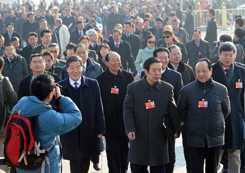 3月13日,中国人民政治协商会议第十一届全国委员会第五次会议在北京人民大会堂闭幕。这是委员步入人民大会堂。 新华社记者 谢环驰摄