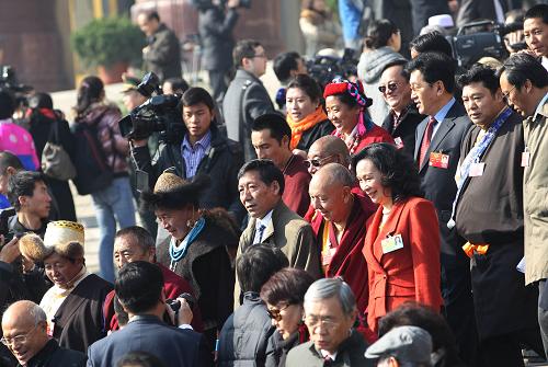3月13日,中国人民政治协商会议第十一届全国委员会第五次会议在北京人民大会堂闭幕。这是闭幕会后,委员们走出人民大会堂。新华社记者 刘卫兵 摄